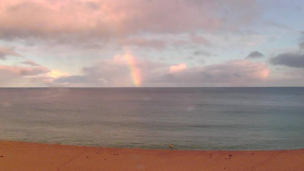 Beautiful rainbow captured over Waimea Bay | Snapshot by CarrieHuse 